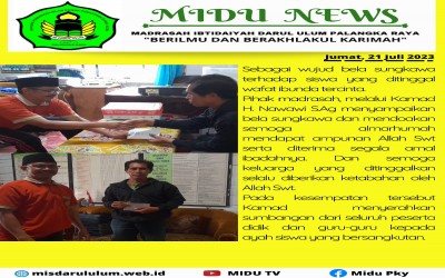 Kamad Menyerahkan Sumbangan Kepada Ortu Siswa yang Meninggal Ibunya