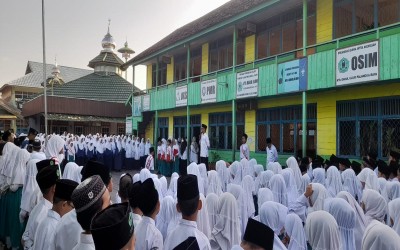 Pelaksanaan Apel Senin MI Darul Ulum Oleh Kelas VI A